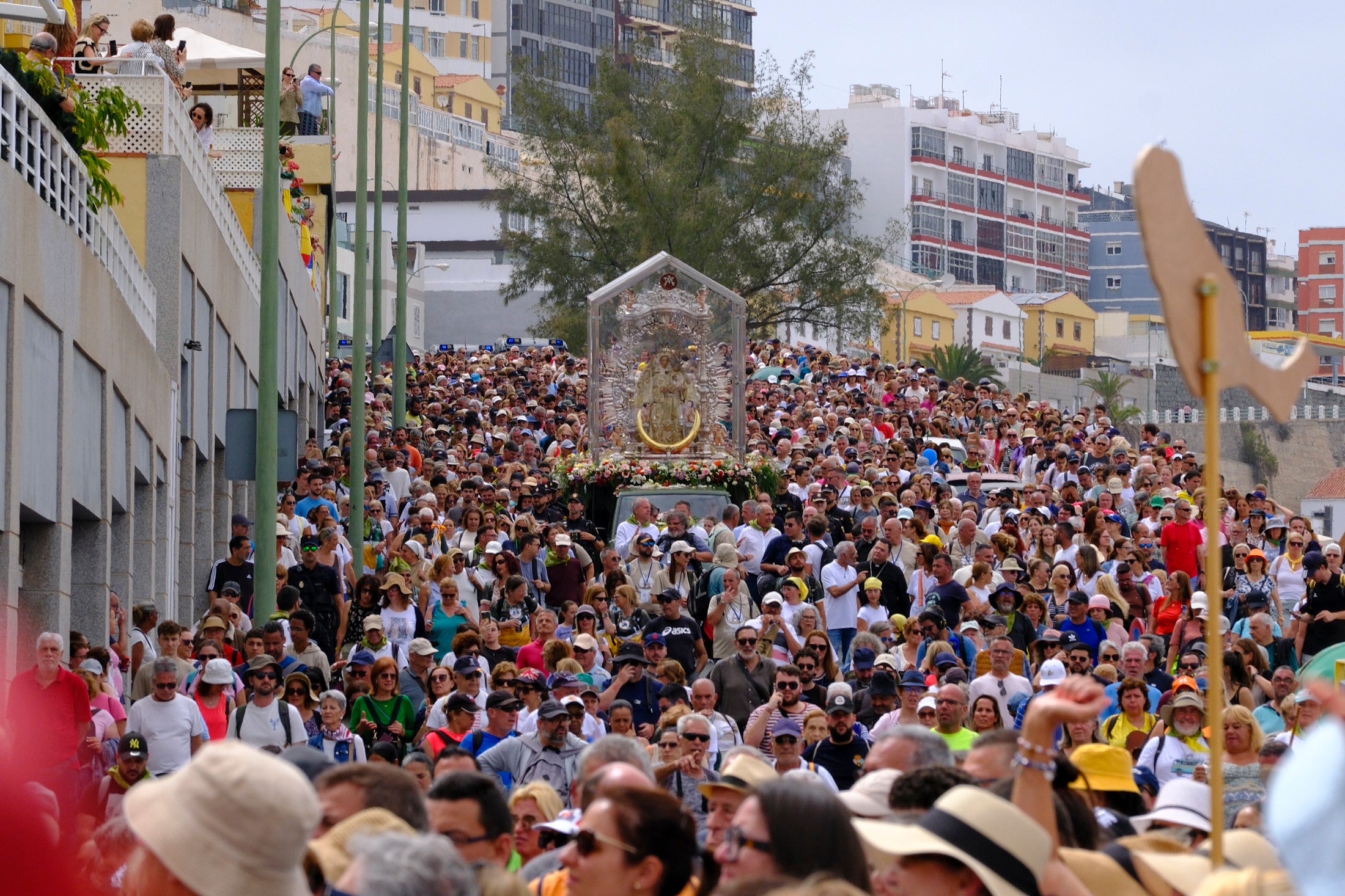 Miles de peregrinos acompañaron a la Virgen durante su recorrido desde Teror.