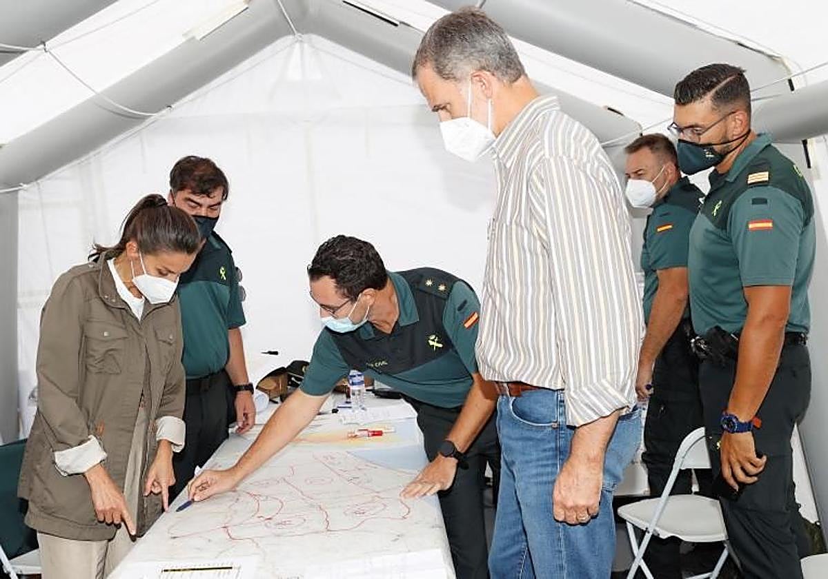 Los reyes de España en su primera visita a la isla tras el volcán.