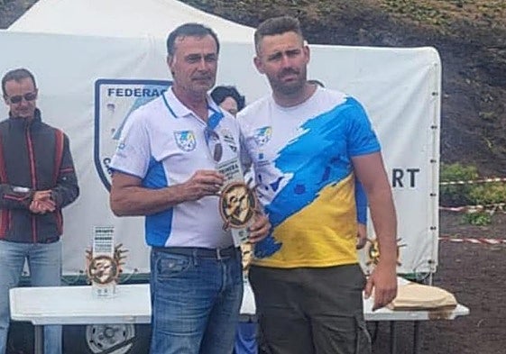 El presidente Jonathan V. Sierra junto al exvicepresidente José Juan Falcón.