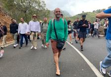 «Le hice una promesa tras encontrar trabajo: que la acompañaría descalzo y aquí estoy»