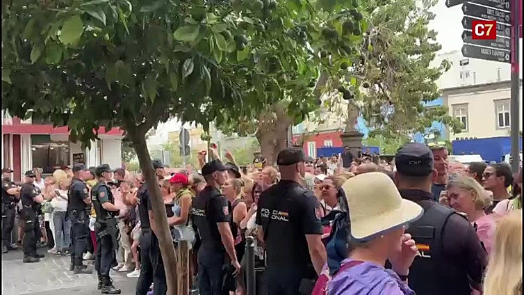 Protestas al final de la bajada por el control de aforo en Santa Ana