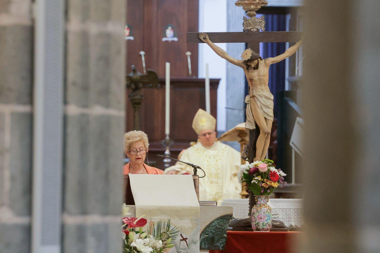 Los fieles acompañan a la Virgen del Pino en la catedral