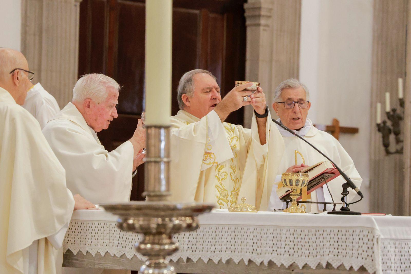 Los fieles acompañan a la Virgen del Pino en la catedral