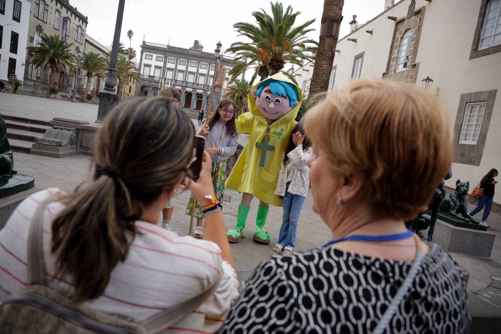 Los fieles acompañan a la Virgen del Pino en la catedral