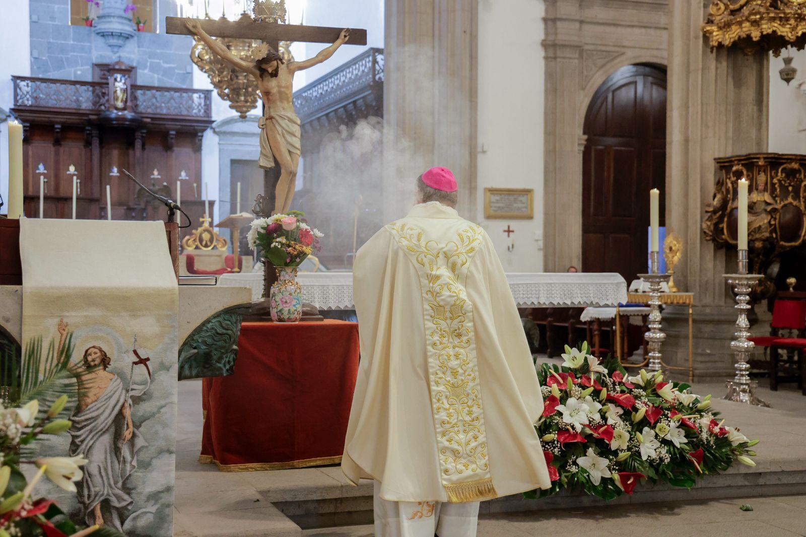 Los fieles acompañan a la Virgen del Pino en la catedral