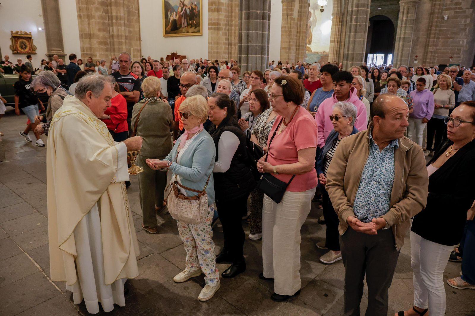 Los fieles acompañan a la Virgen del Pino en la catedral