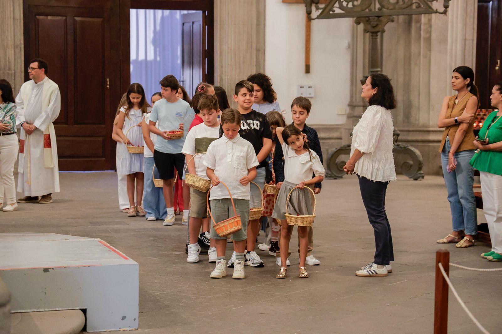 Los fieles acompañan a la Virgen del Pino en la catedral