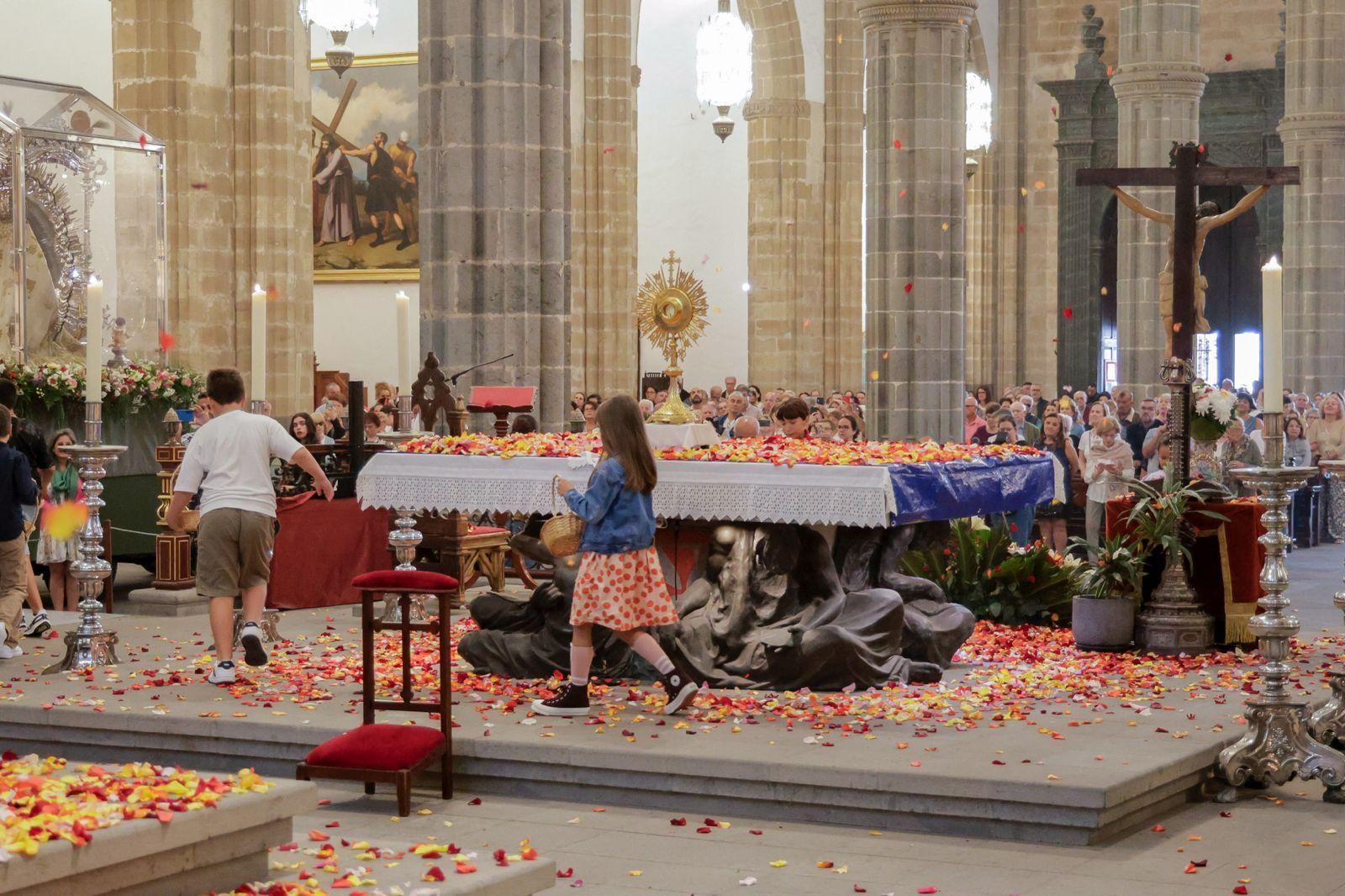 Los fieles acompañan a la Virgen del Pino en la catedral