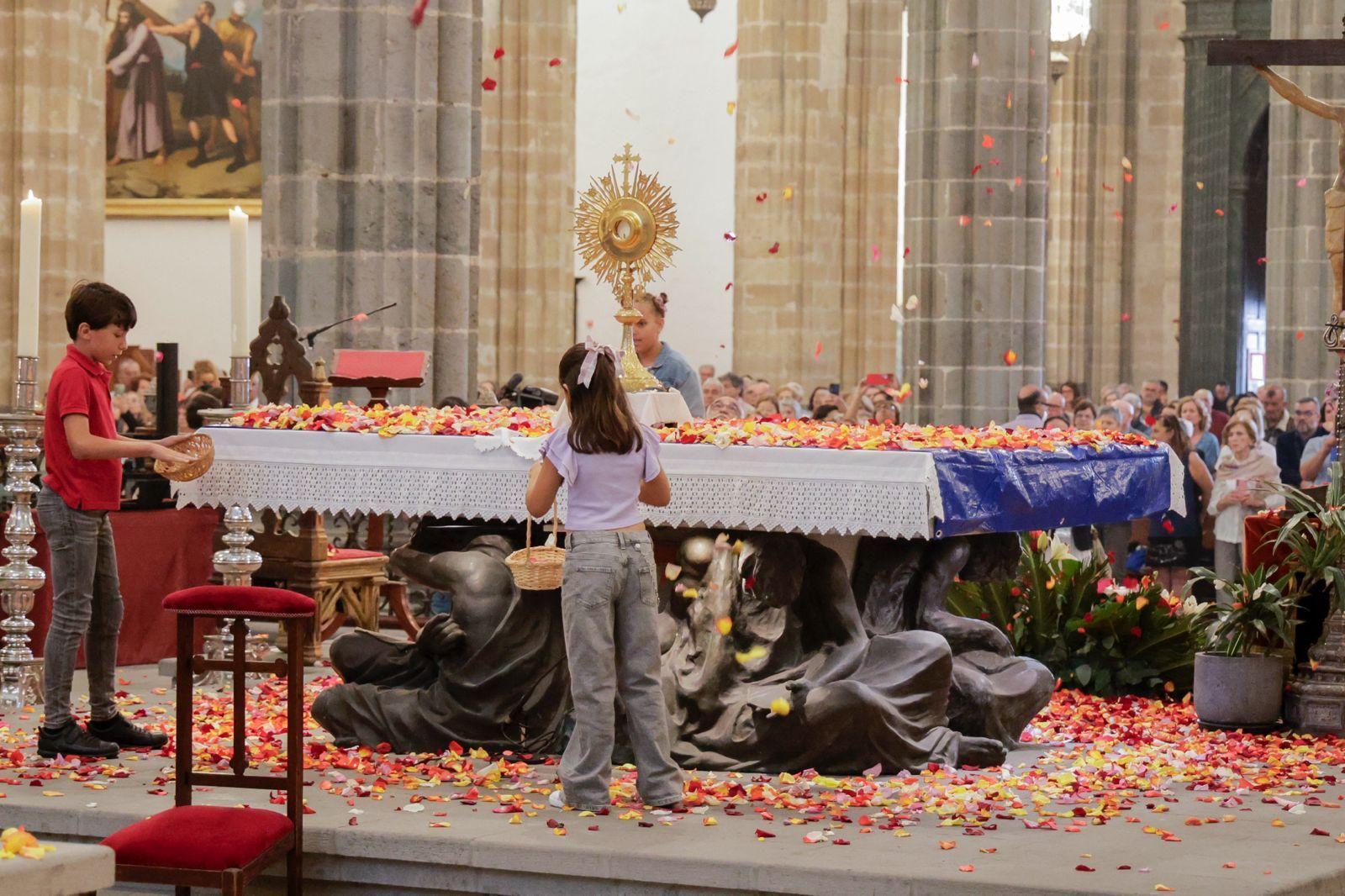 Los fieles acompañan a la Virgen del Pino en la catedral