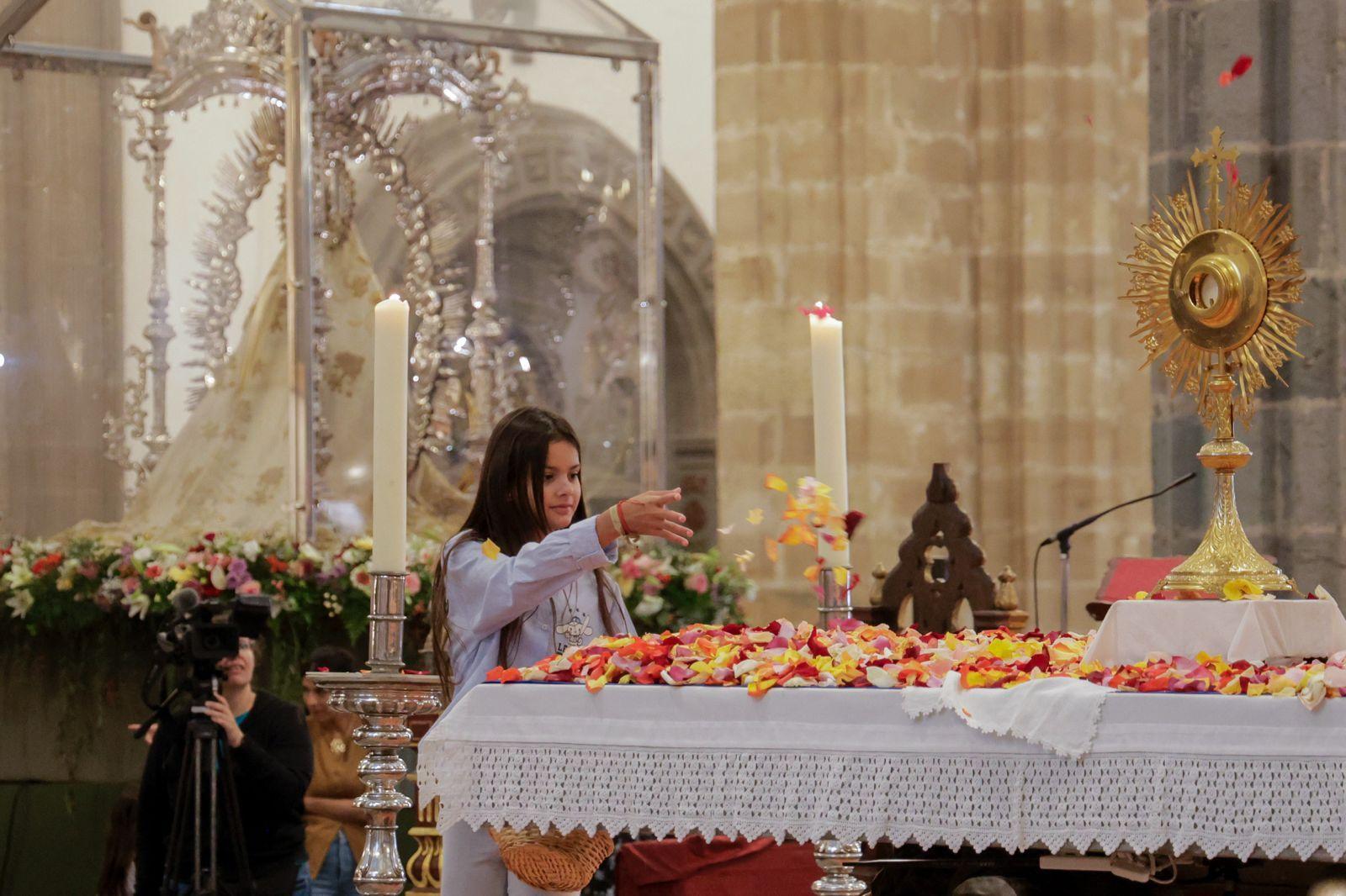 Los fieles acompañan a la Virgen del Pino en la catedral