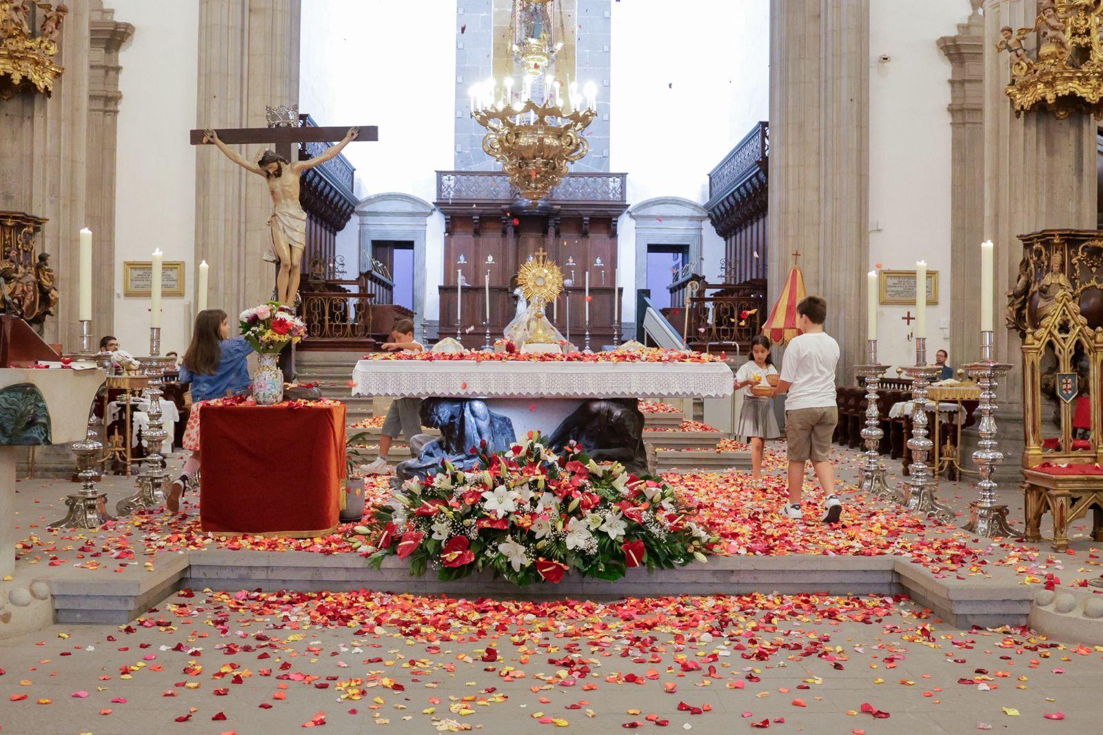 Los fieles acompañan a la Virgen del Pino en la catedral