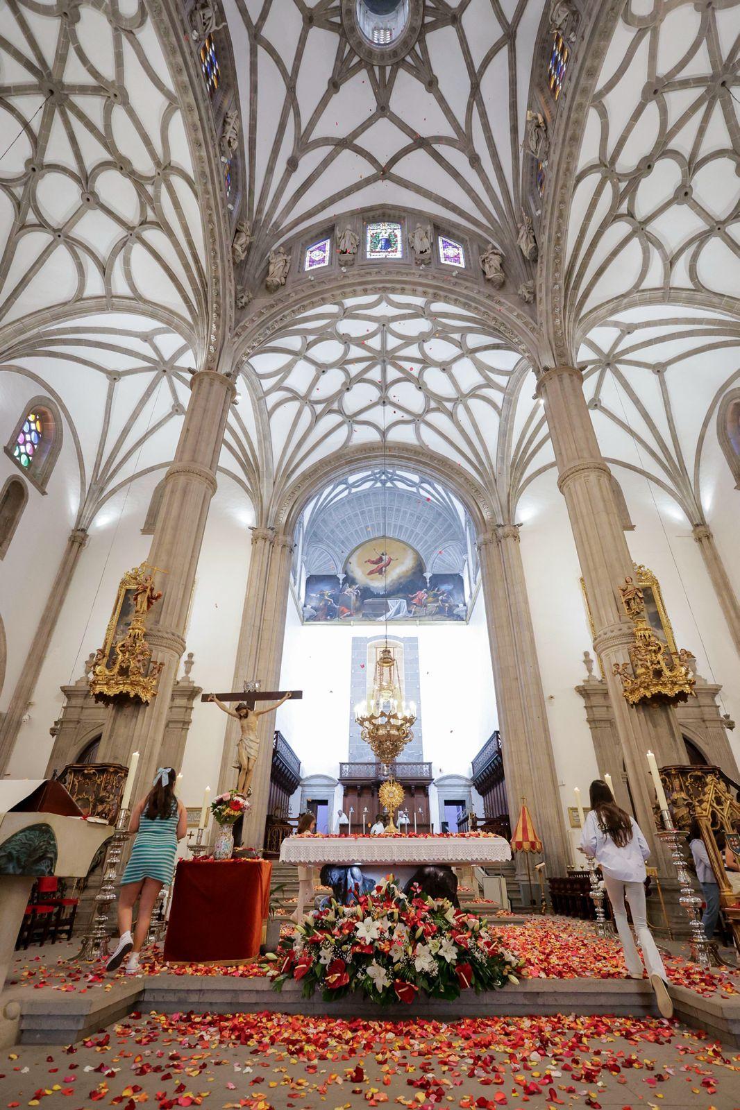 Los fieles acompañan a la Virgen del Pino en la catedral