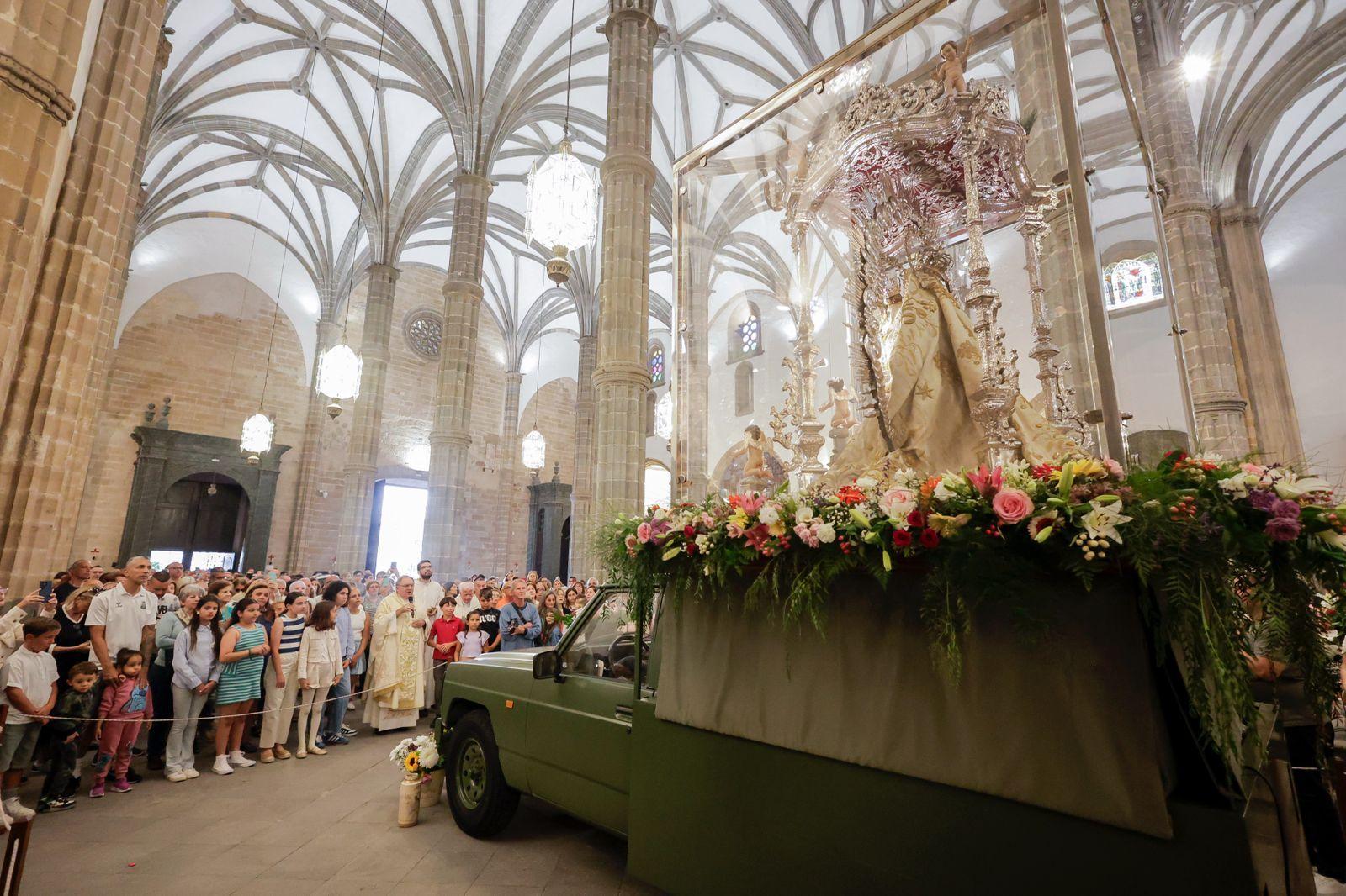 Los fieles acompañan a la Virgen del Pino en la catedral