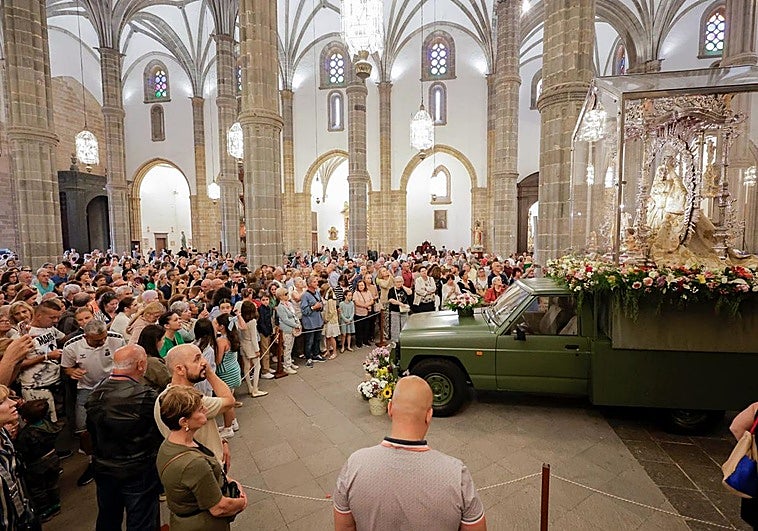 Cientos de fieles en la catedral de Las Palmas de Gran Canaria.
