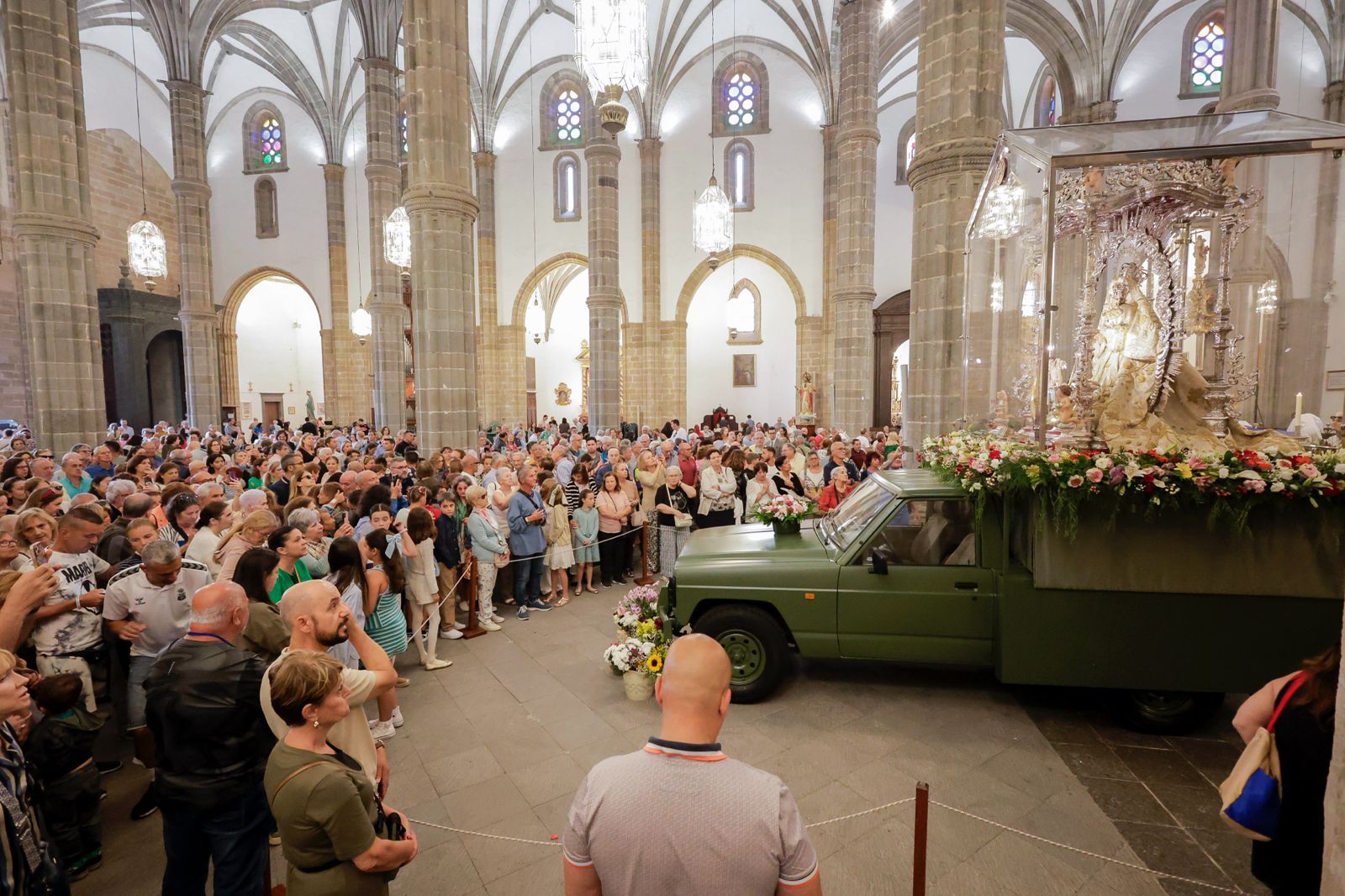 Los fieles acompañan a la Virgen del Pino en la catedral