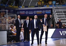 Oliver, Setién, García y Lakovic atienden y dirigen en un partido en el Arena.