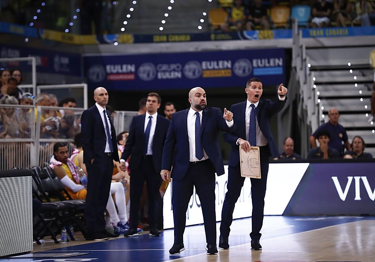 Oliver, Setién, García y Lakovic atienden y dirigen en un partido en el Arena.