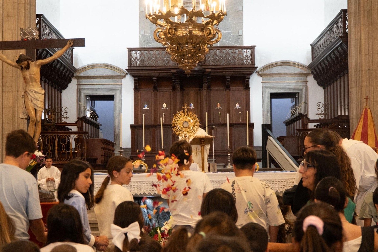 Los fieles acompañan a la Virgen del Pino en la catedral