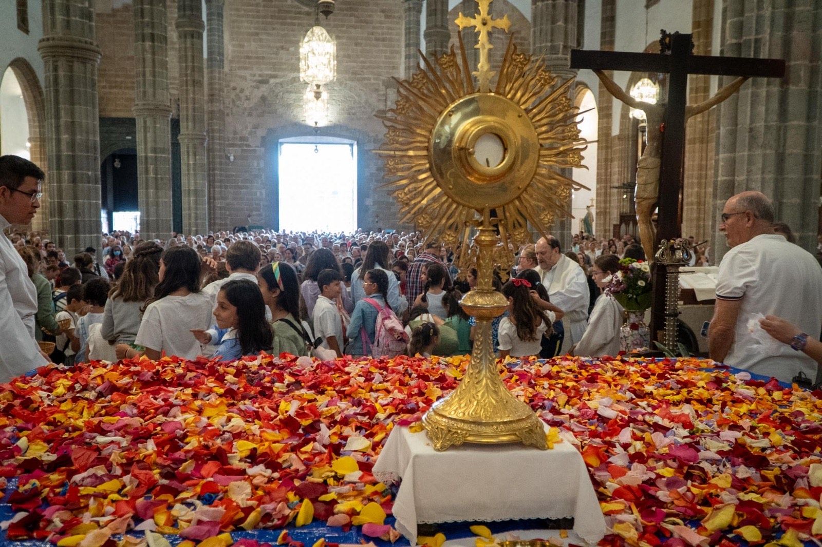 Los fieles acompañan a la Virgen del Pino en la catedral