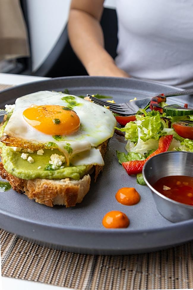 Tostada con aguacate y huevo