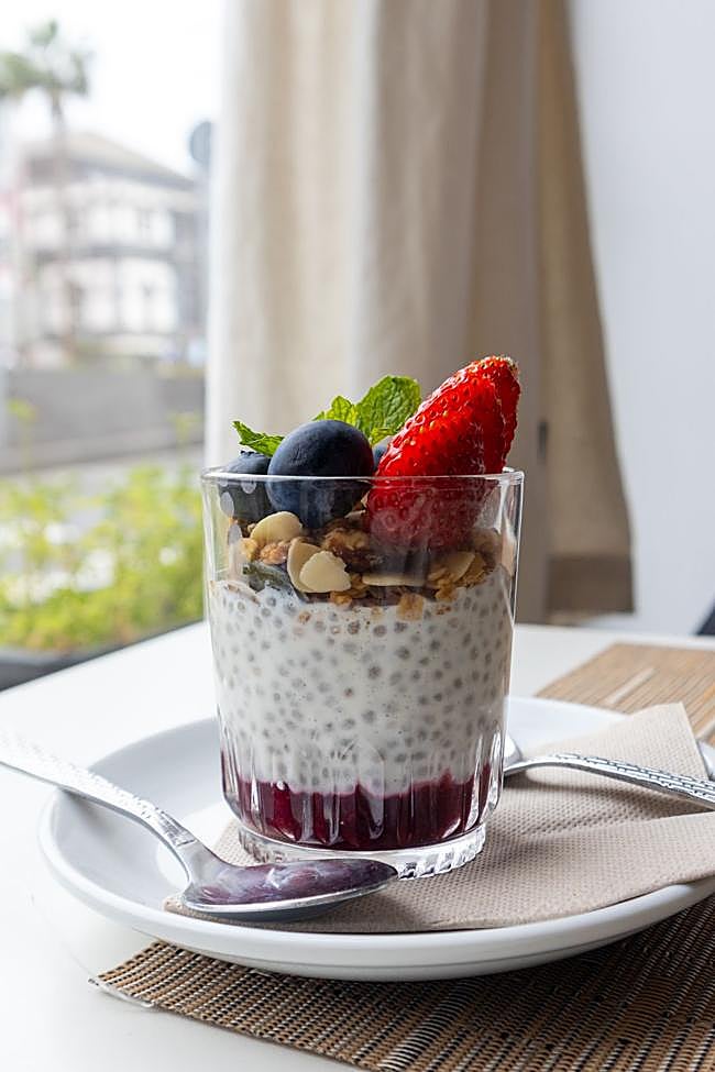 Yogur con chía y granola