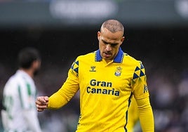 Sandro Ramírez, serio, durante el partido frente al Real Betis en el Villamarín.