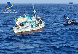 El barco Efesios 5-20, cuando fue abordado y visiblemente escorado por una vía de agua.
