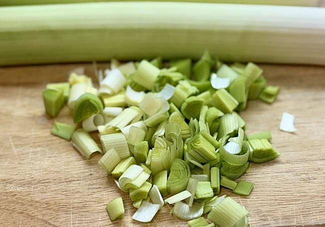 Cortamos los puerros en pedacitos