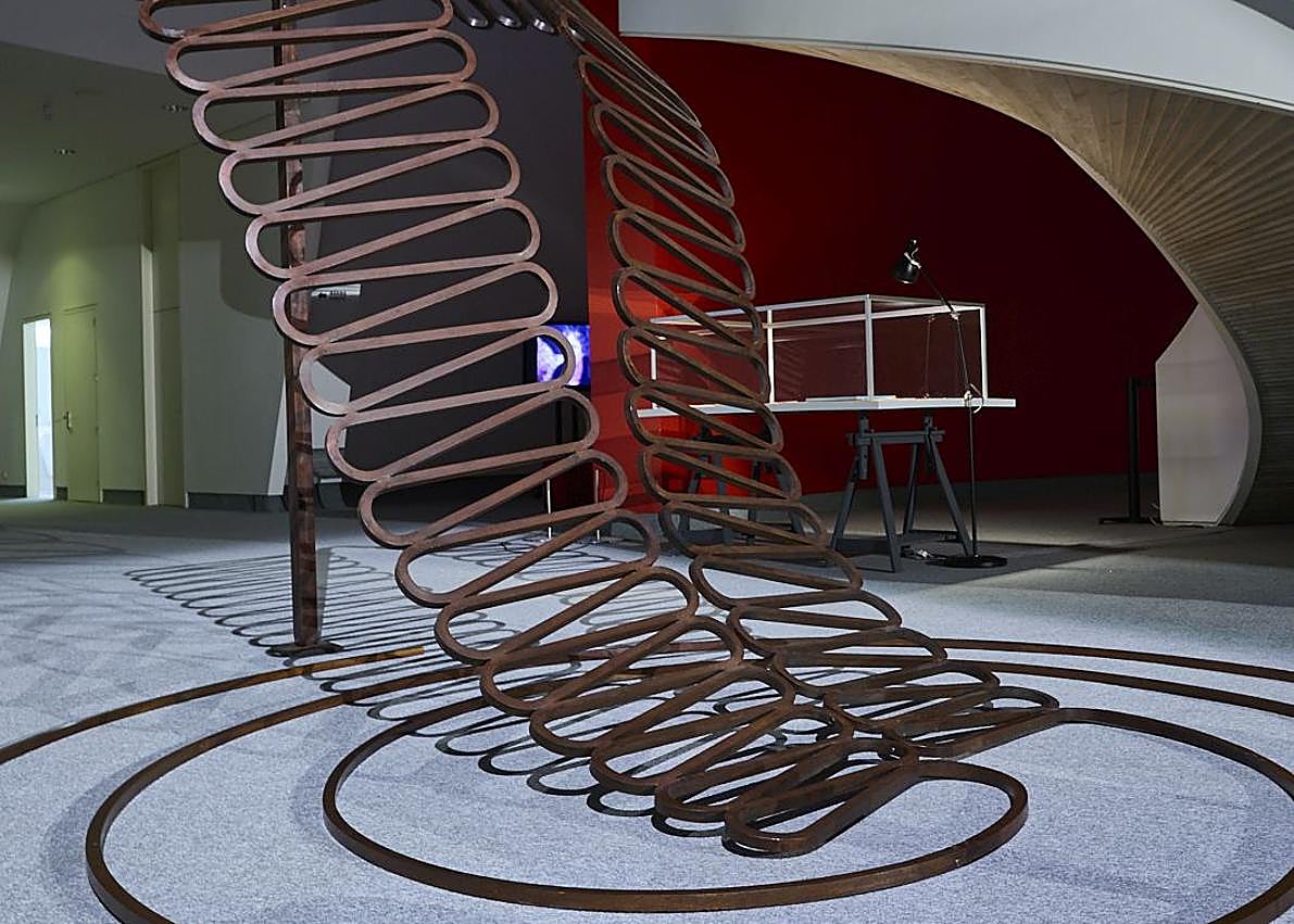 Imagen secundaria 1 - Dos imágenes de las piezas en la Cúpula del Niemeyer y Marta Chirino, junto a una imagen de su padre, que se incluye en la exposición.