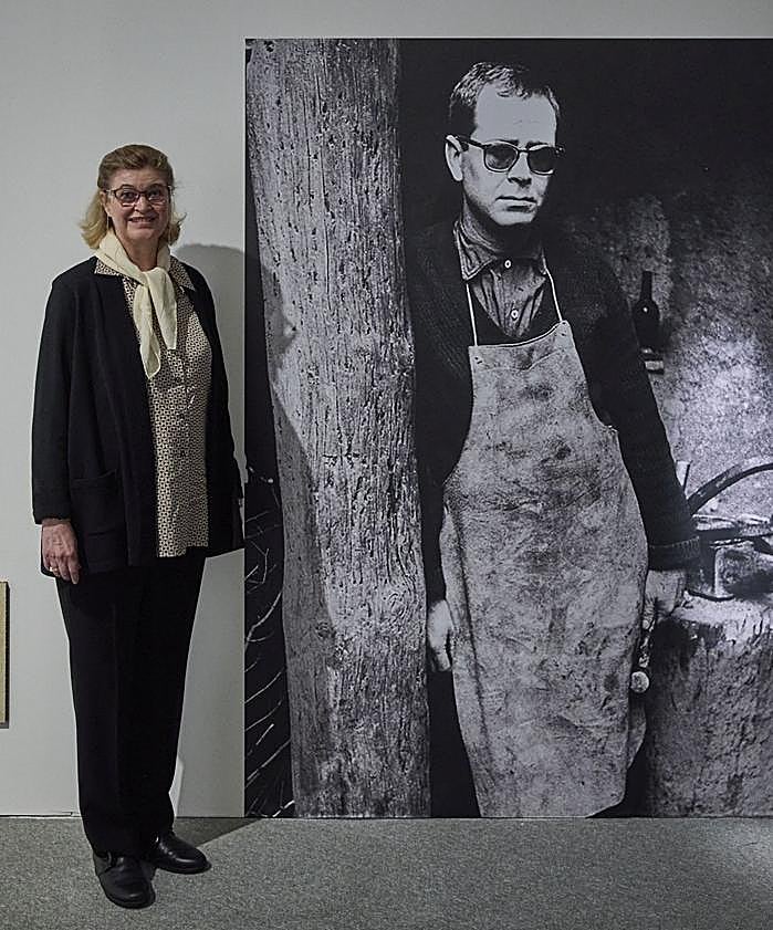 Imagen secundaria 2 - Dos imágenes de las piezas en la Cúpula del Niemeyer y Marta Chirino, junto a una imagen de su padre, que se incluye en la exposición.