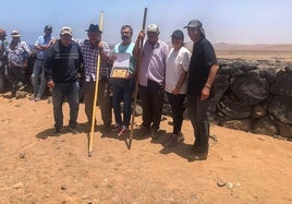 Los dos comisionados flanquean al trabajador insular Antonio Curbelo durante el reconocimiento en la costa ganadera de Puerto del Rosario.