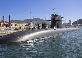 El submarino S-81 'Isaac Peral' de la Armada española atracado en la base de submarinos del Arsenal de Cartagena.