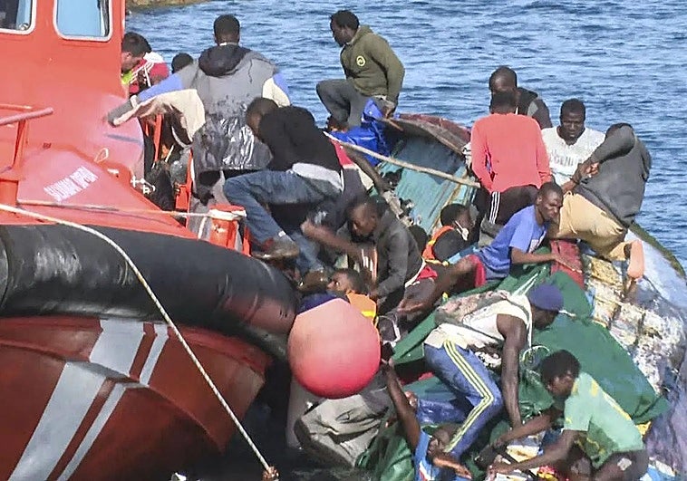 Imagen de la embarcación en la cual fallecieron siete personas tras volcar a su llegada al puerto de La Restinga.
