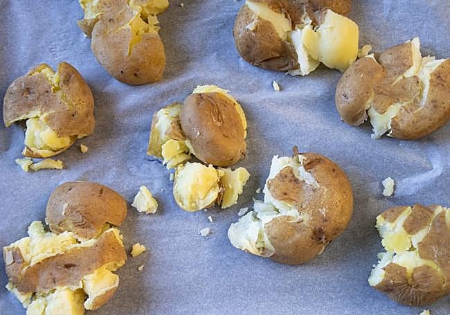 Papas sancochadas aplastadas (smashed)