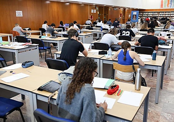 Últimos repasos para la PAU en la Biblioteca Pública del Estado de la capital grancanaria.