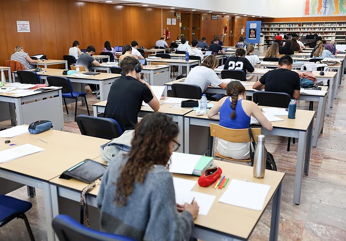 Últimos repasos para la PAU en la Biblioteca Pública del Estado de la capital grancanaria.