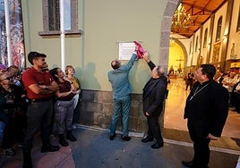 Acto institucional, autoridades, placa y ambiente