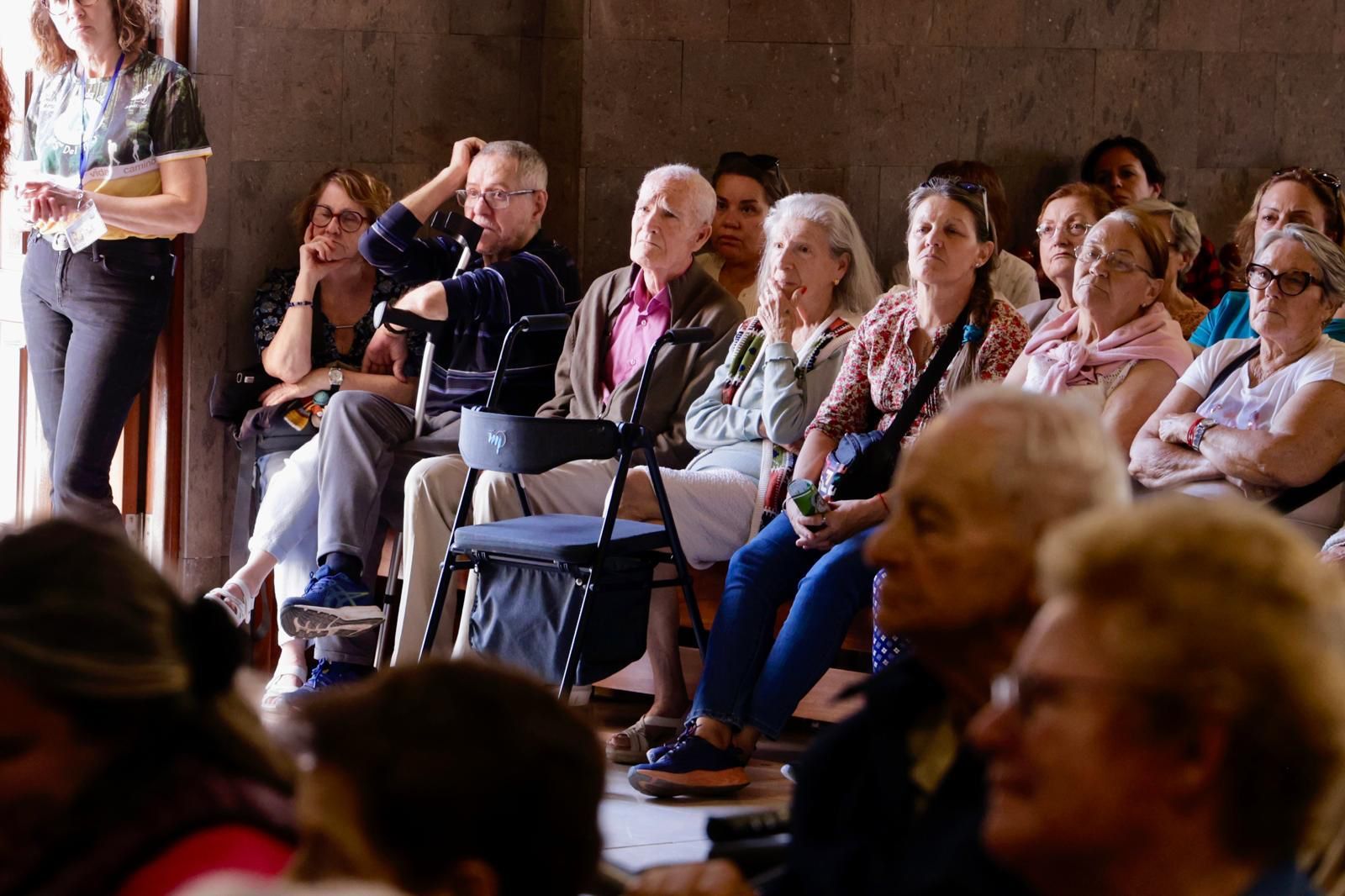 La virgen del Pino visita a los mayores de Vecindario