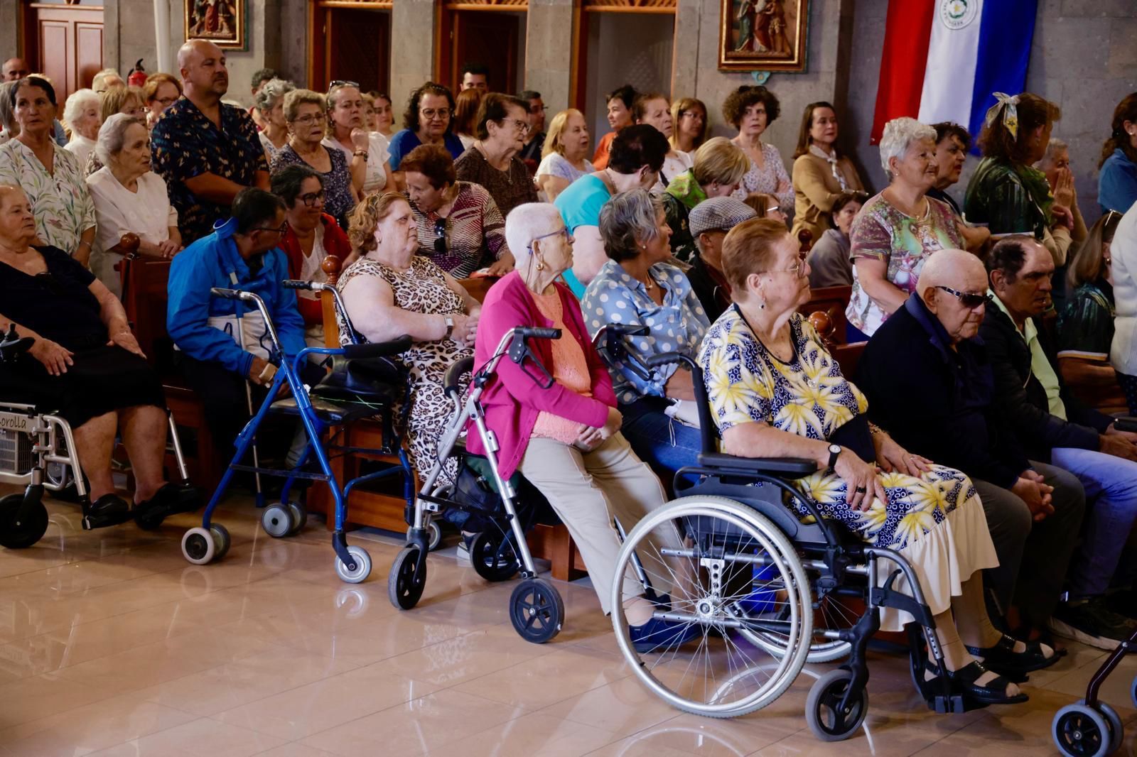 La virgen del Pino visita a los mayores de Vecindario