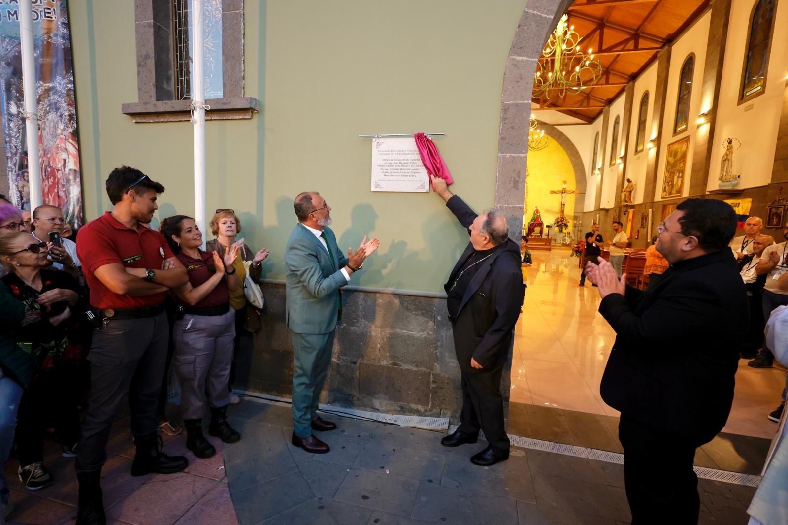 Acto institucional, autoridades, placa y ambiente