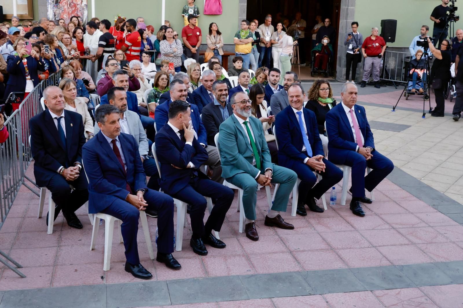 Acto institucional, autoridades, placa y ambiente