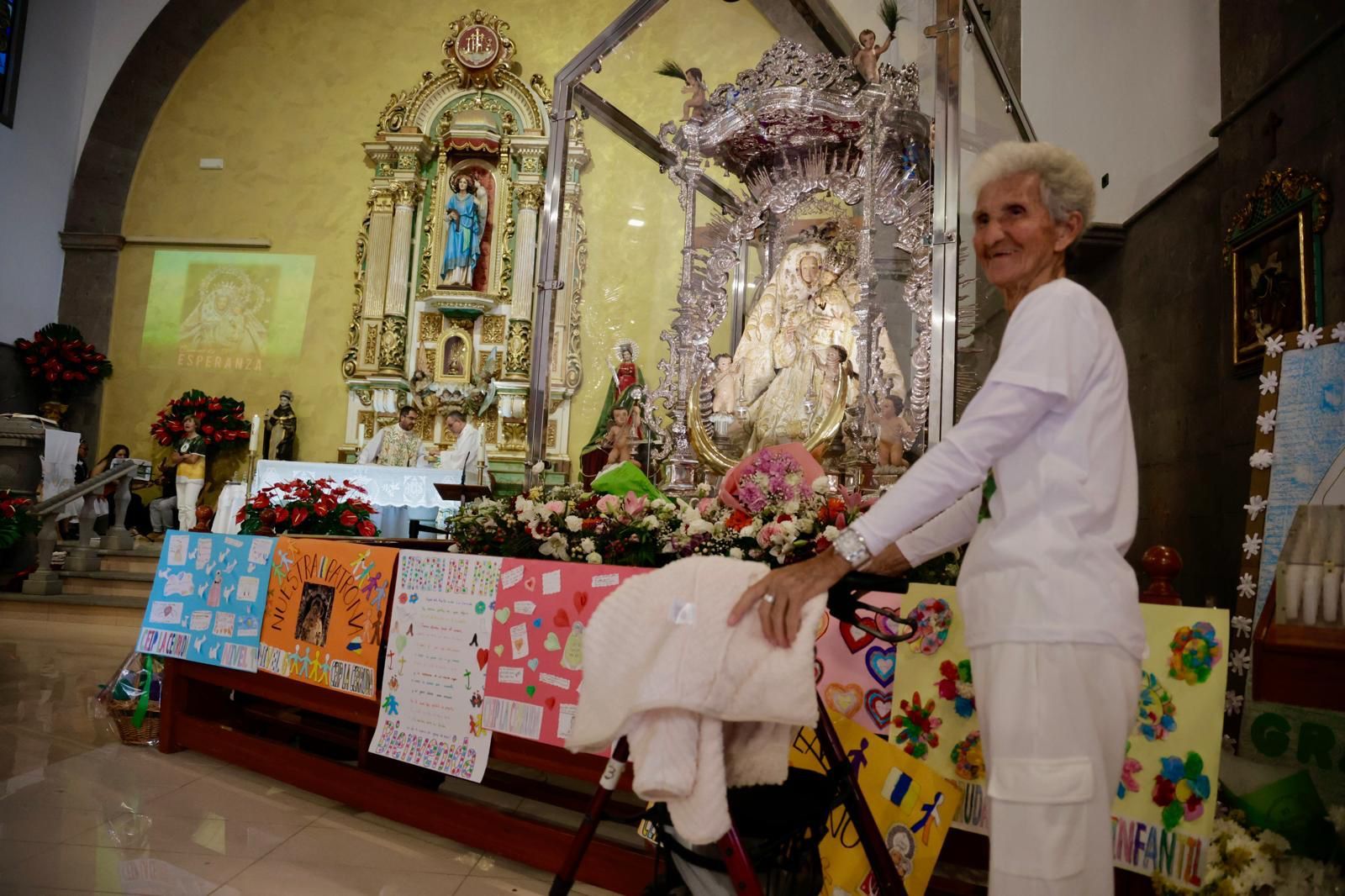 La virgen del Pino visita a los mayores de Vecindario