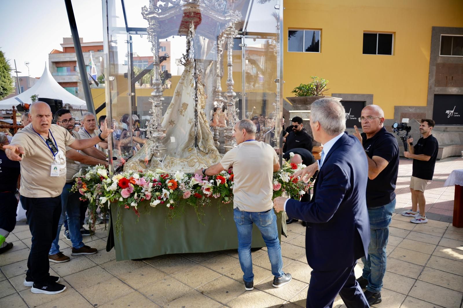La Virgen del Pino sale a la plaza de San Rafael