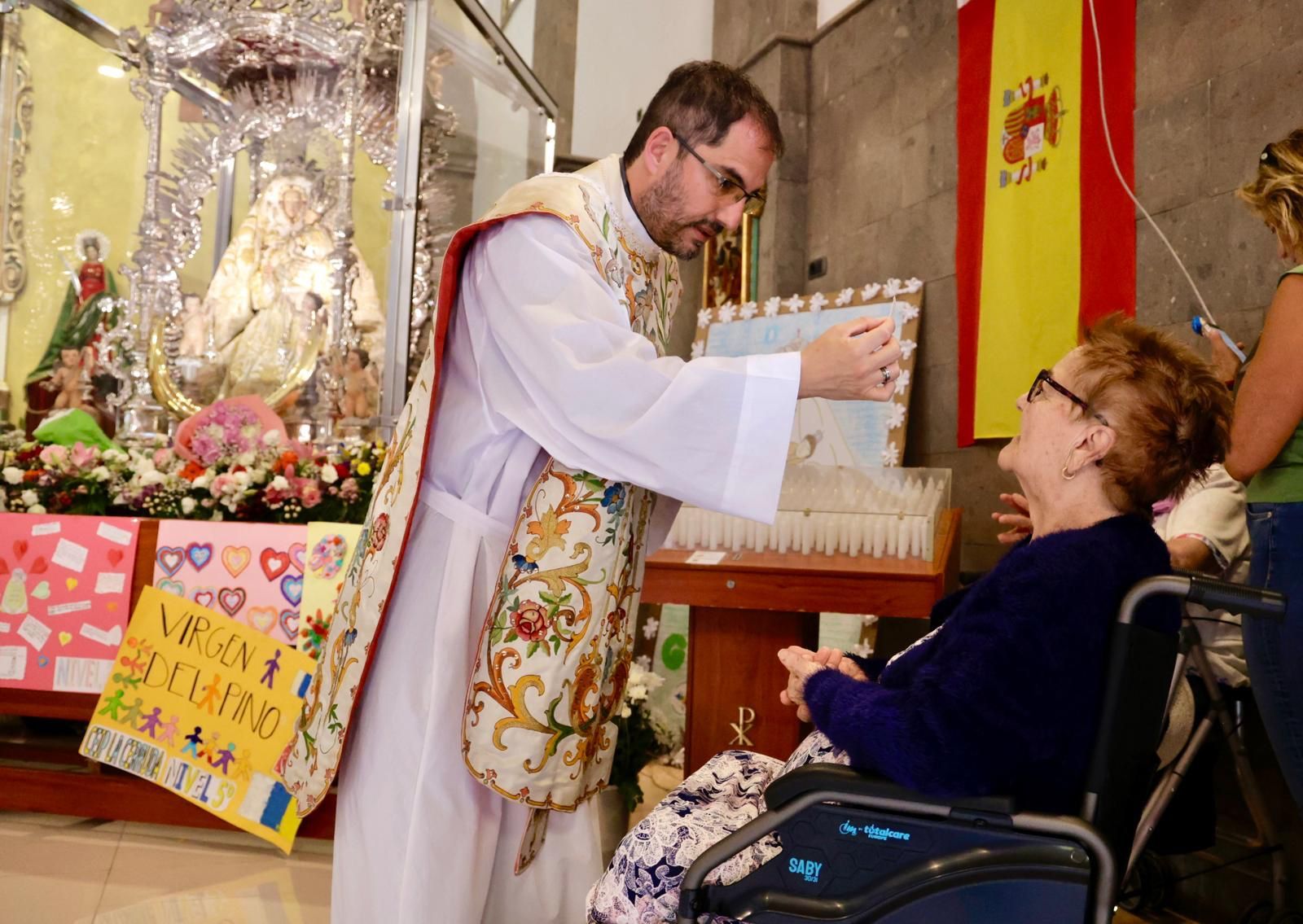 La virgen del Pino visita a los mayores de Vecindario