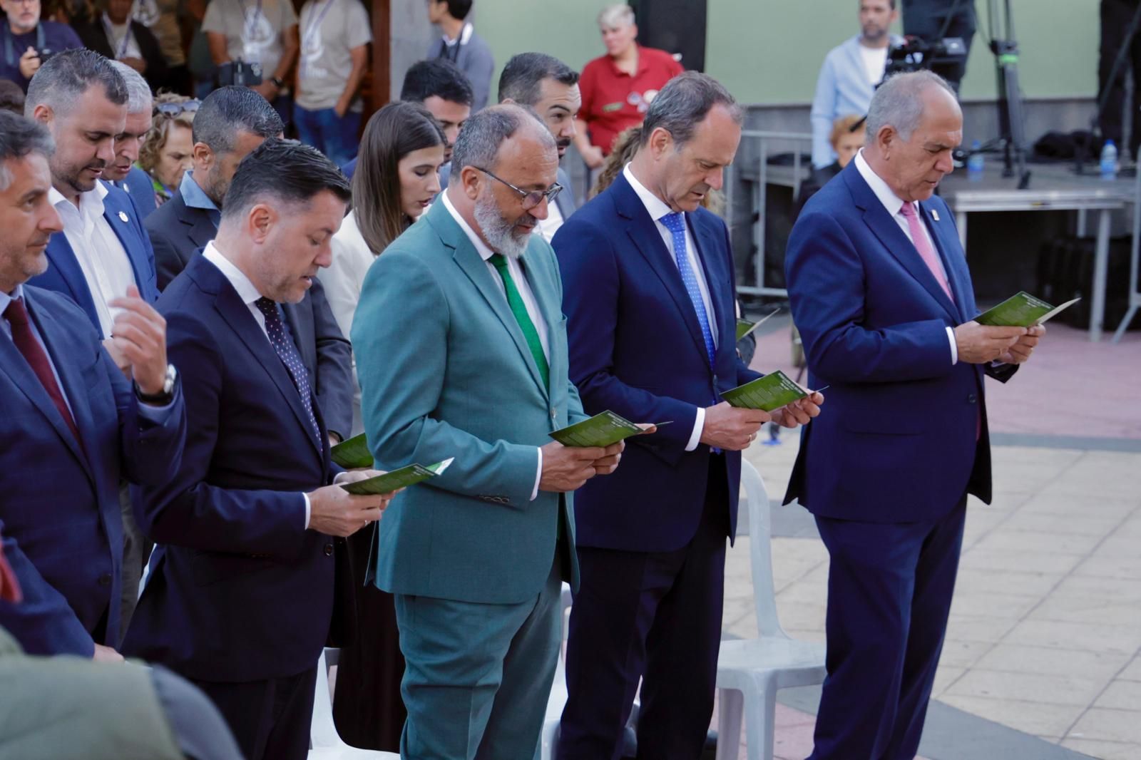 Acto institucional, autoridades, placa y ambiente