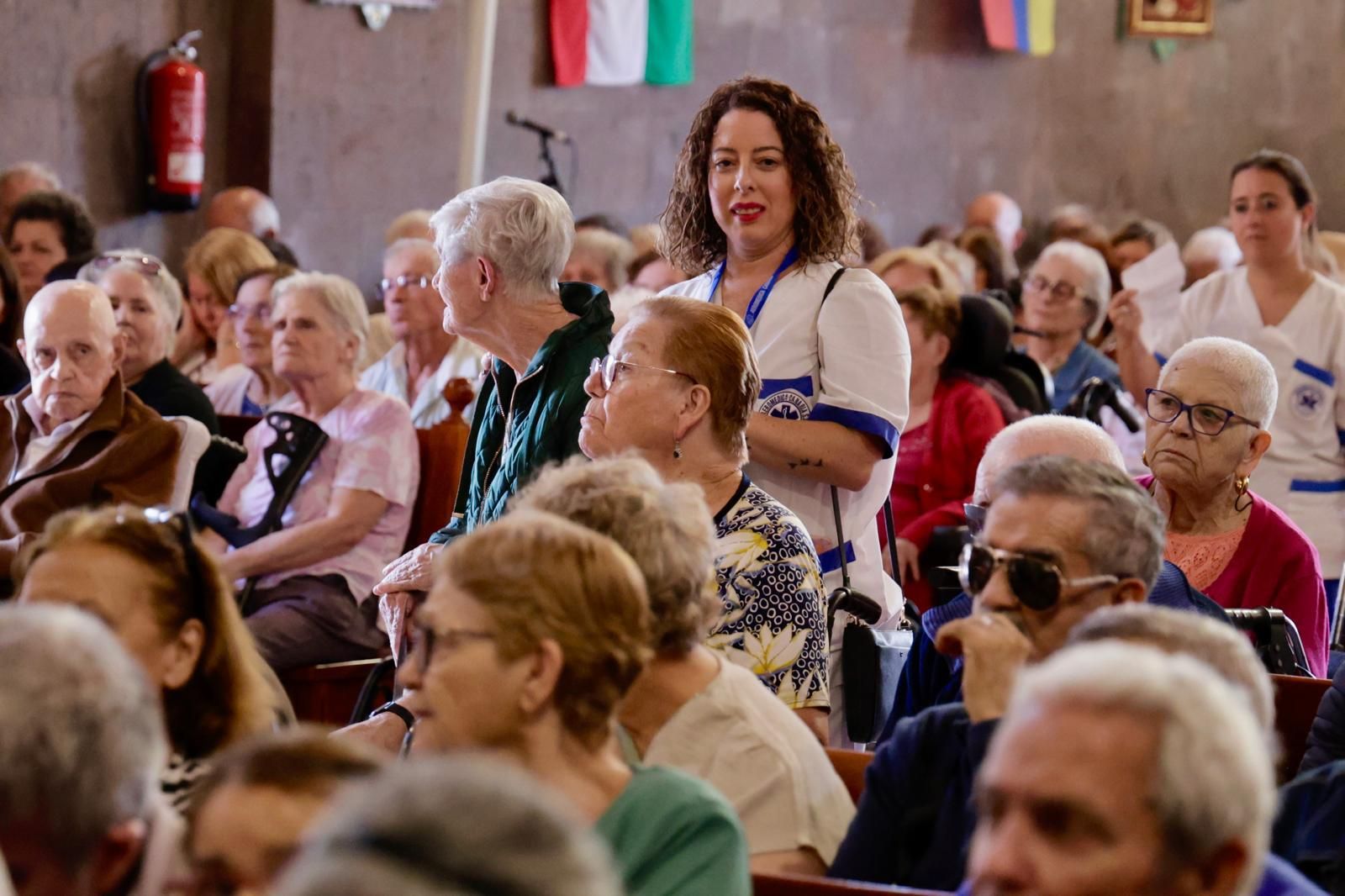 La virgen del Pino visita a los mayores de Vecindario