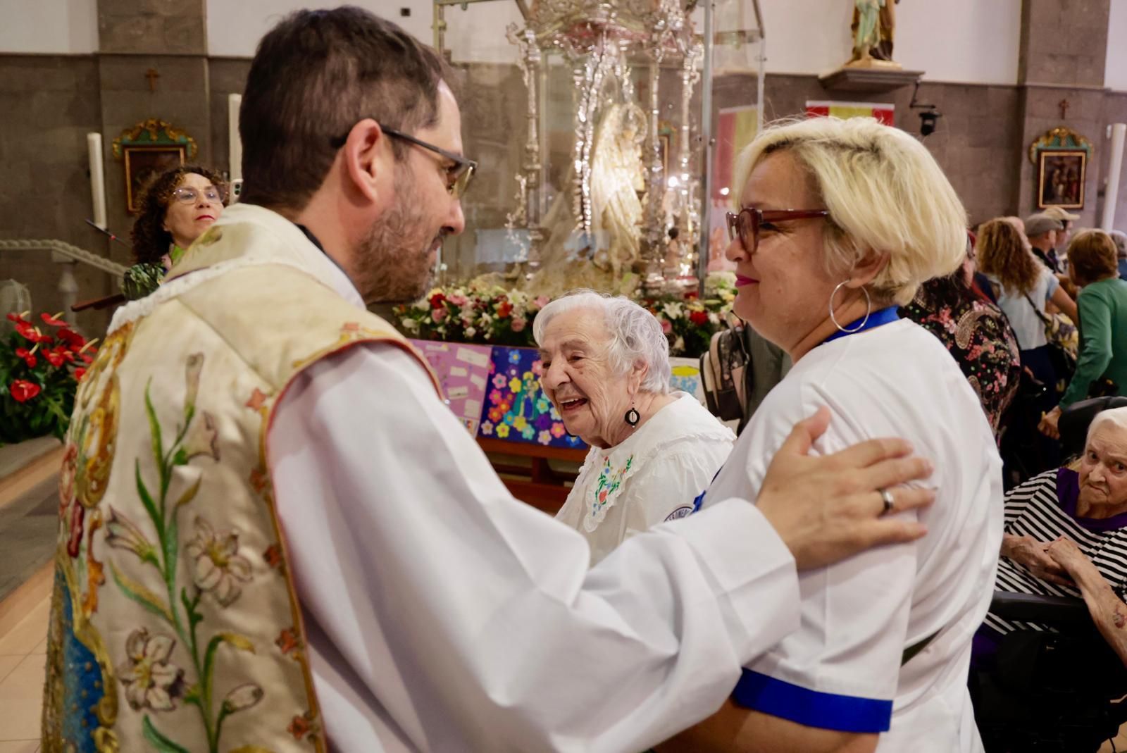 La virgen del Pino visita a los mayores de Vecindario