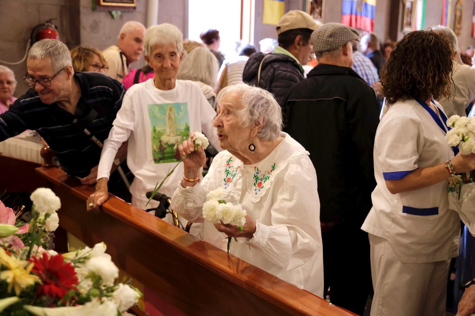 La virgen del Pino visita a los mayores de Vecindario
