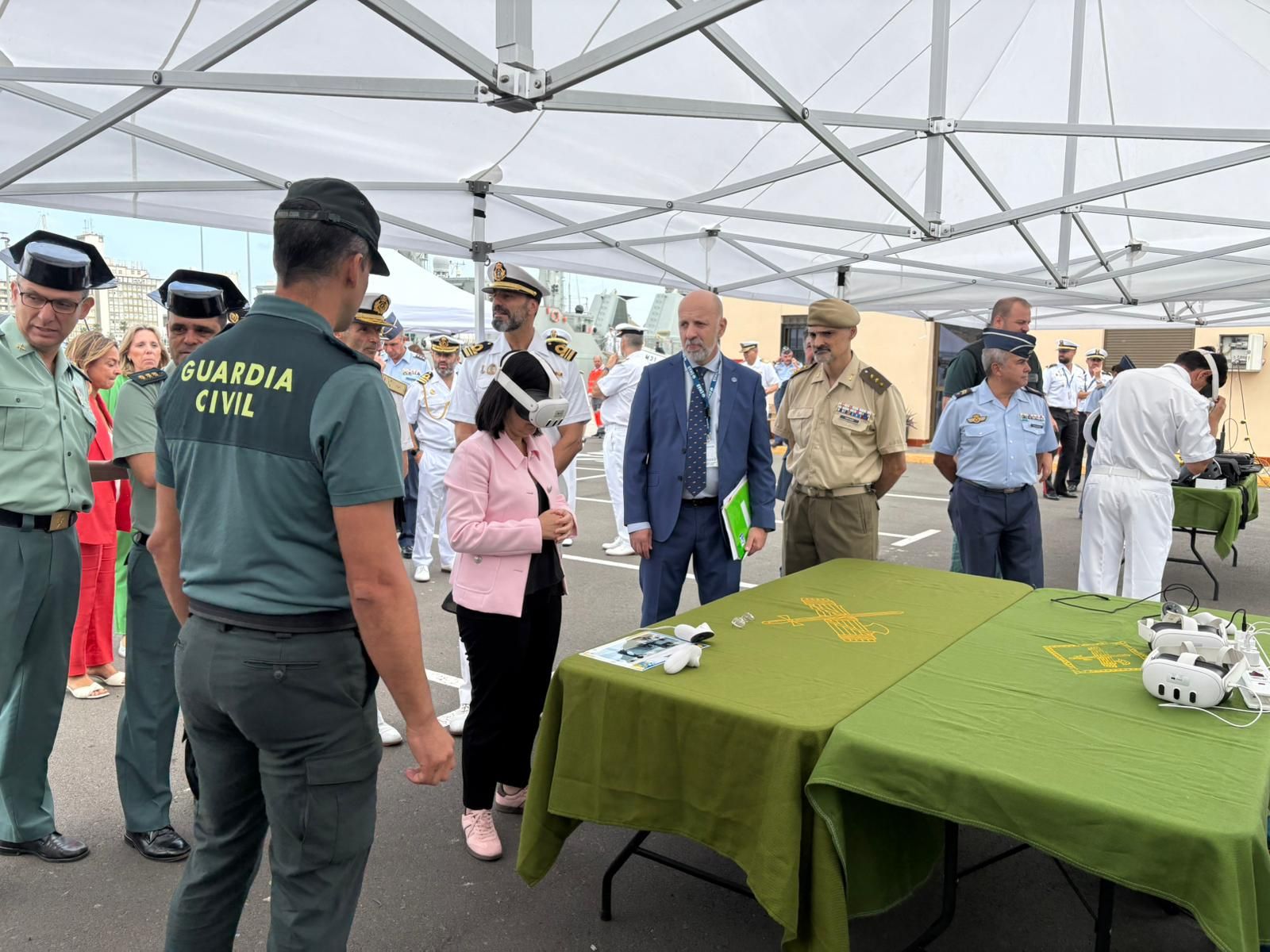 Imágenes de la exposición por los actos del Día de las Fuerzas Armadas en Las Palmas de Gran Canaria