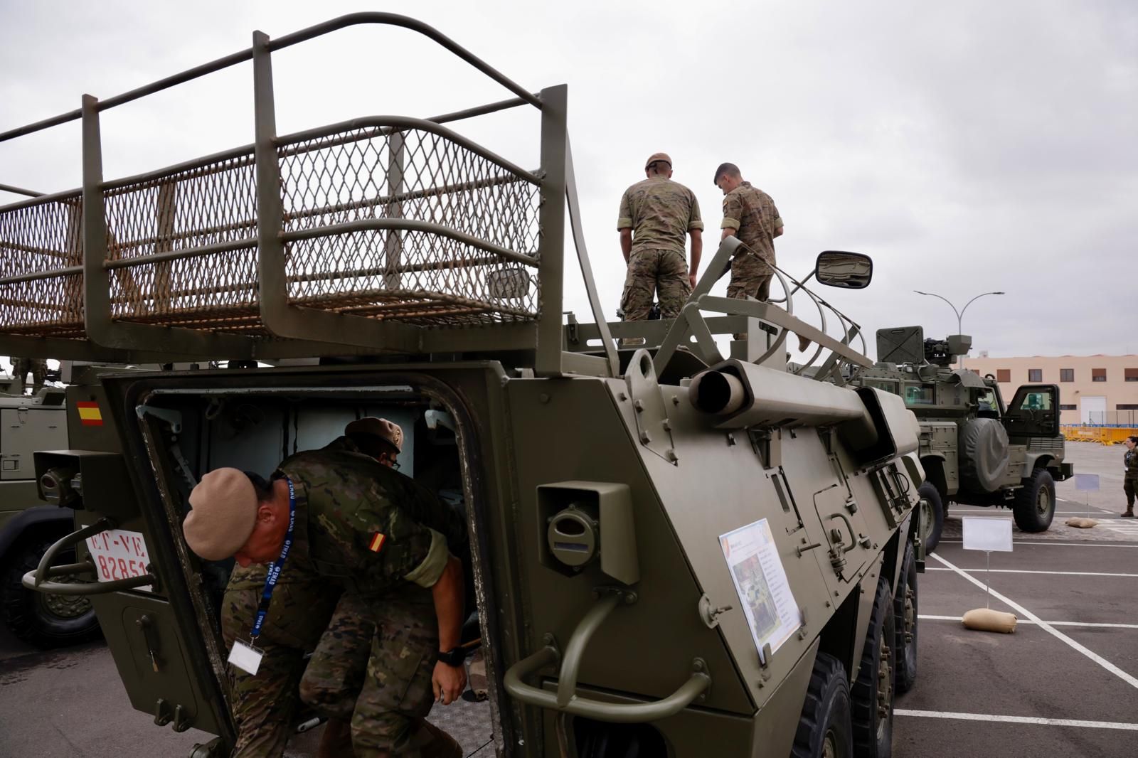 Imágenes de la exposición por los actos del Día de las Fuerzas Armadas en Las Palmas de Gran Canaria